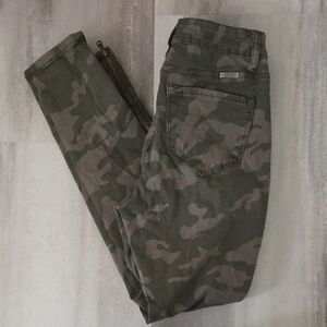 KanCan Size 28 Camouflage Skinny Jeans
